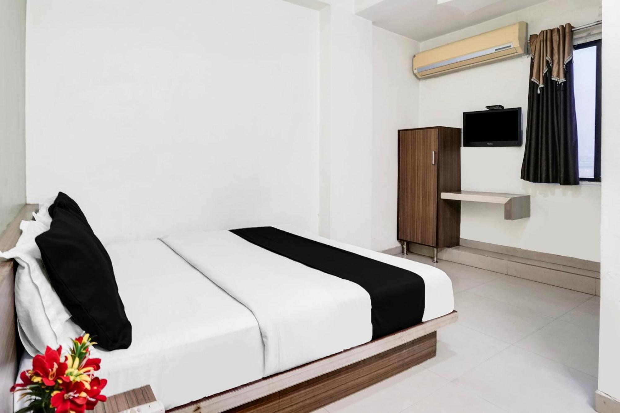 Hotel O Vanya Palace 아흐메다바드 외부 사진