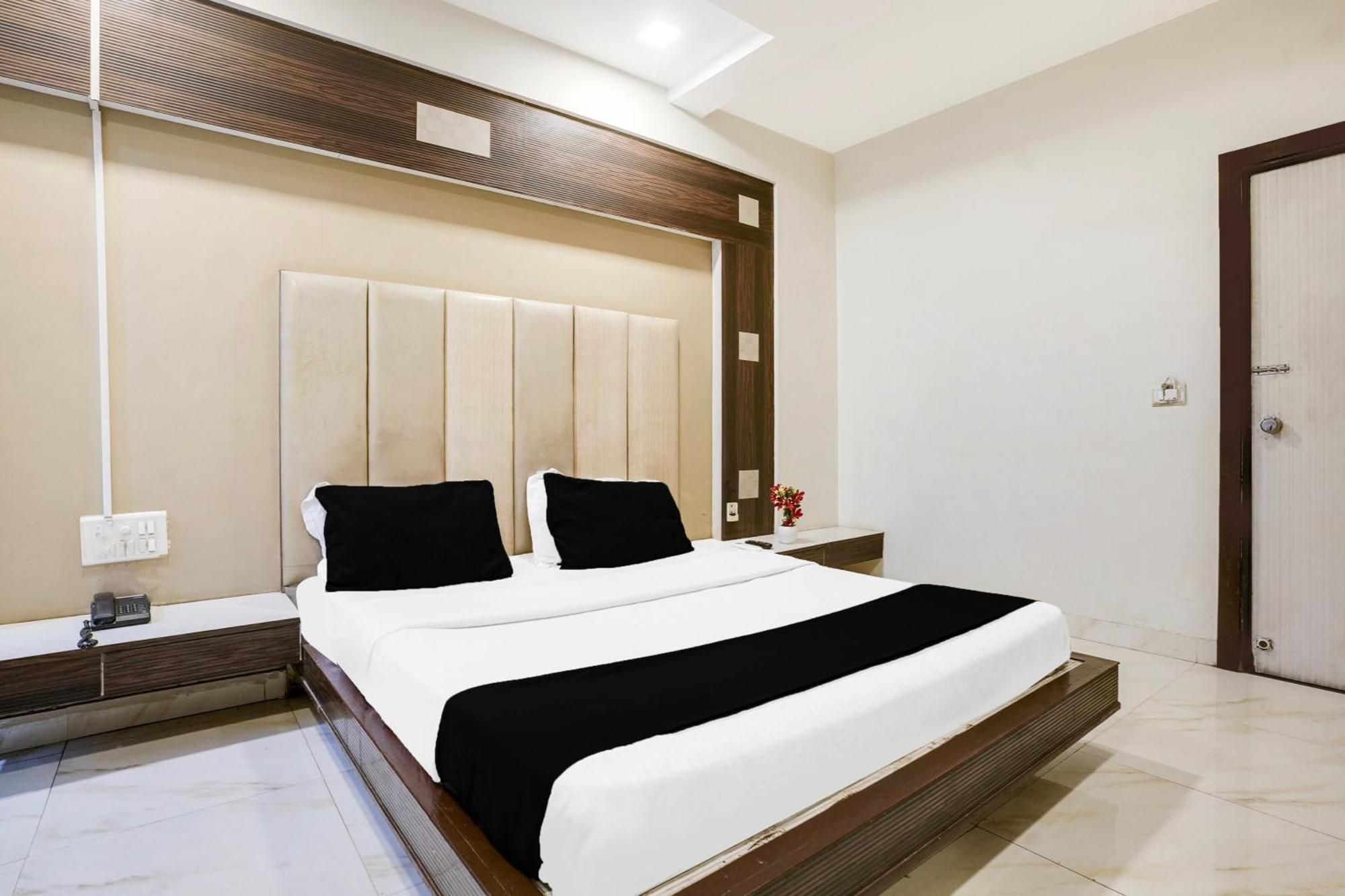 Hotel O Vanya Palace 아흐메다바드 외부 사진